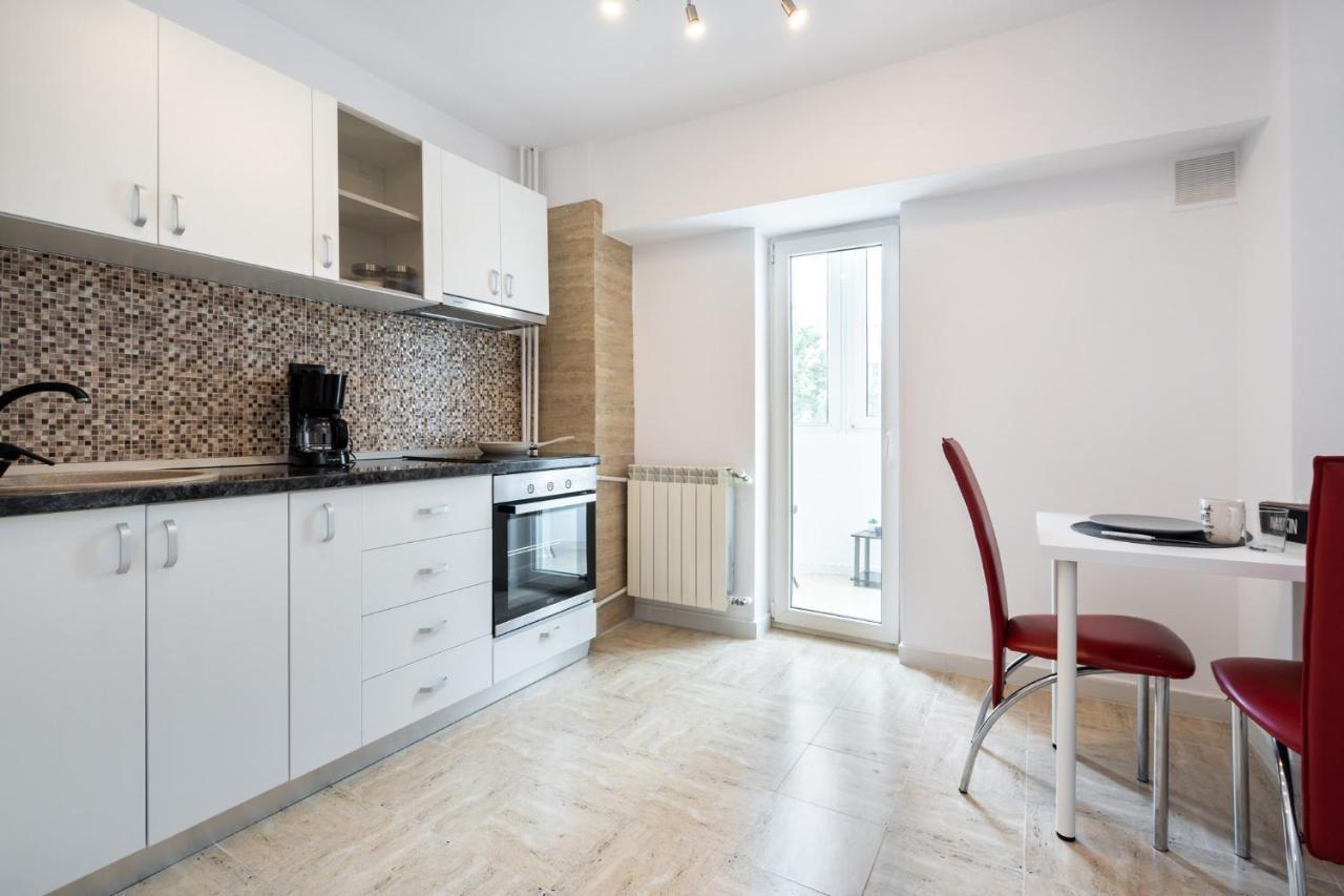 Central Studio Corail Bukares Bagian luar foto